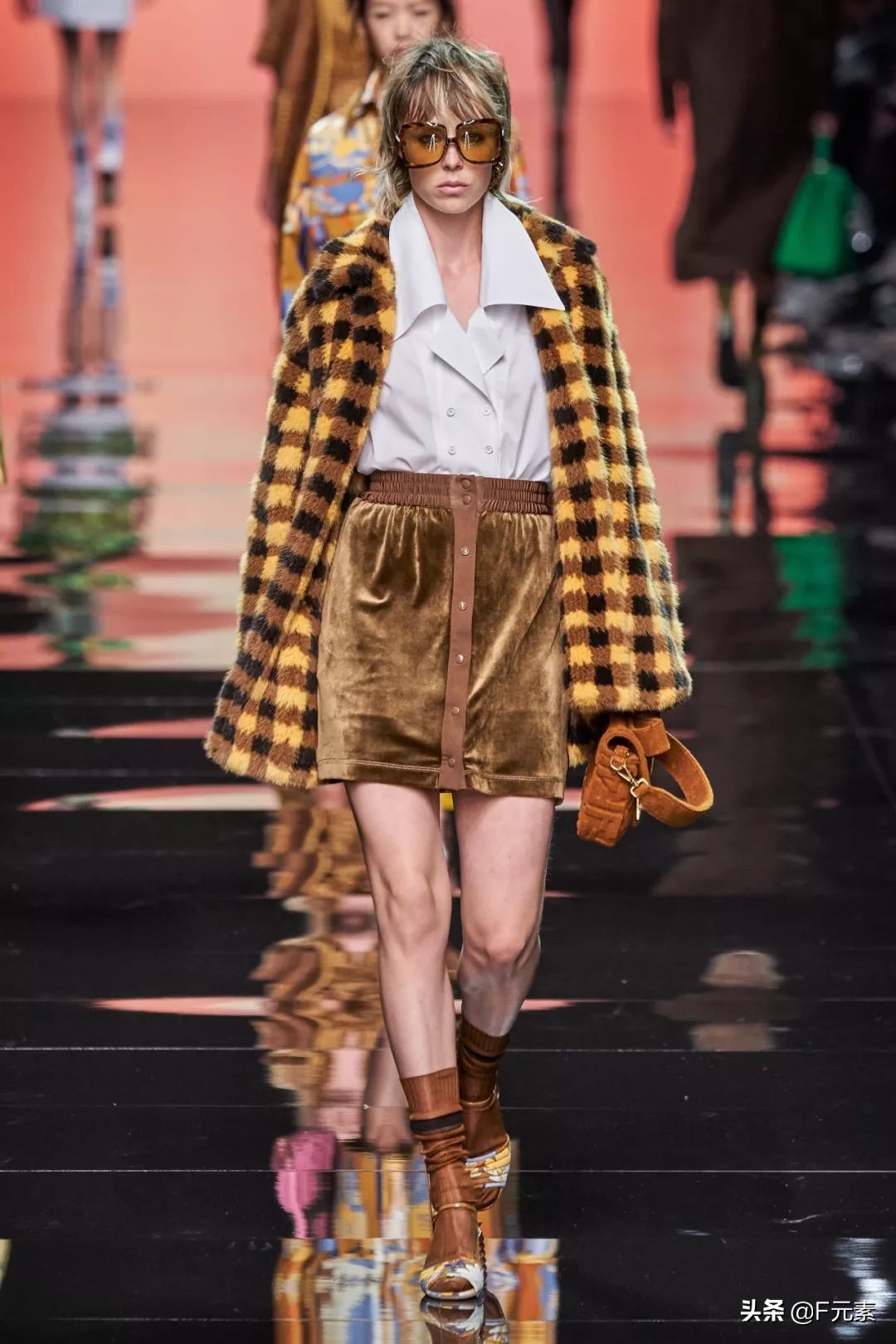 芬迪皮草中古,芬迪皮草经典款式是什么颜色的呢