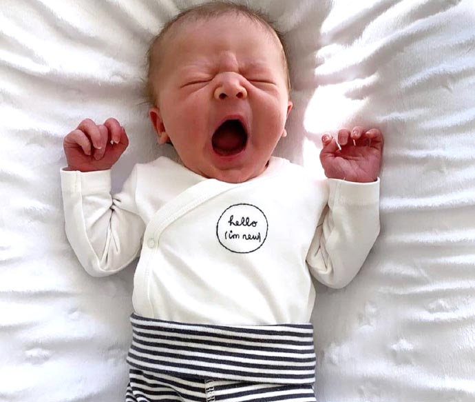 宝宝哭闹不愿睡觉怎么办,宝宝哭闹严重不想搭理他该怎么办