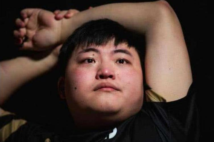 网瘾少年身价3亿,23岁网瘾小伙