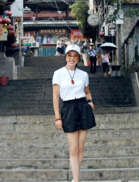 刘晓庆早年照曝光一袭红裙风,刘晓庆装嫩原视频