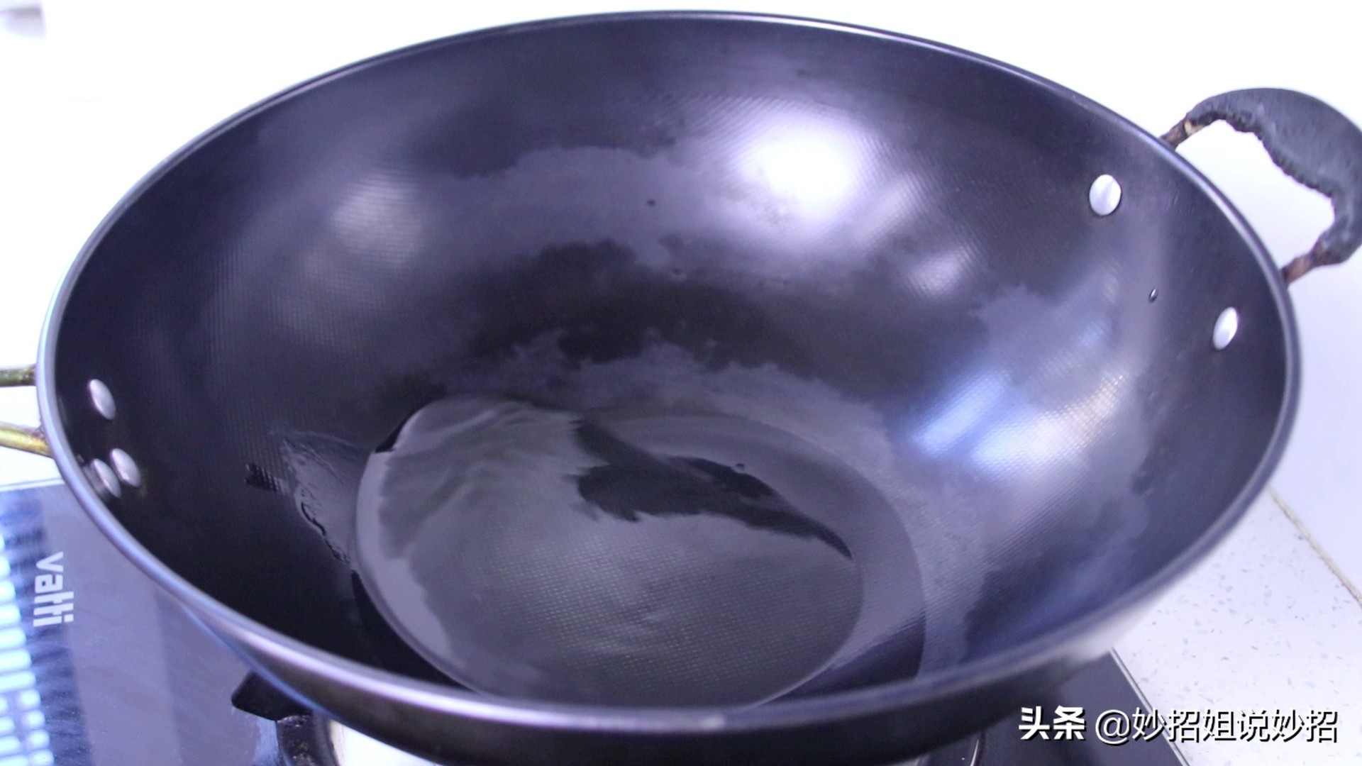 煎鱼煎不粘锅小秘诀,热油煎鱼还是冷油煎鱼不粘锅