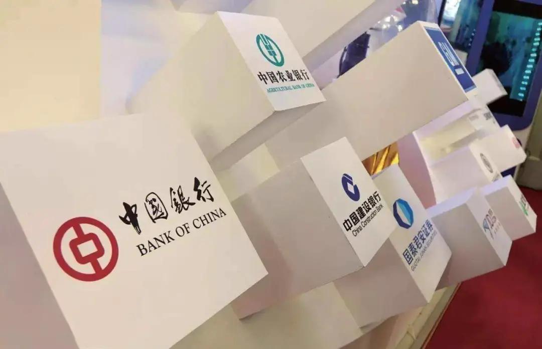 35岁，月入7000，西装革履，却活得像条狗