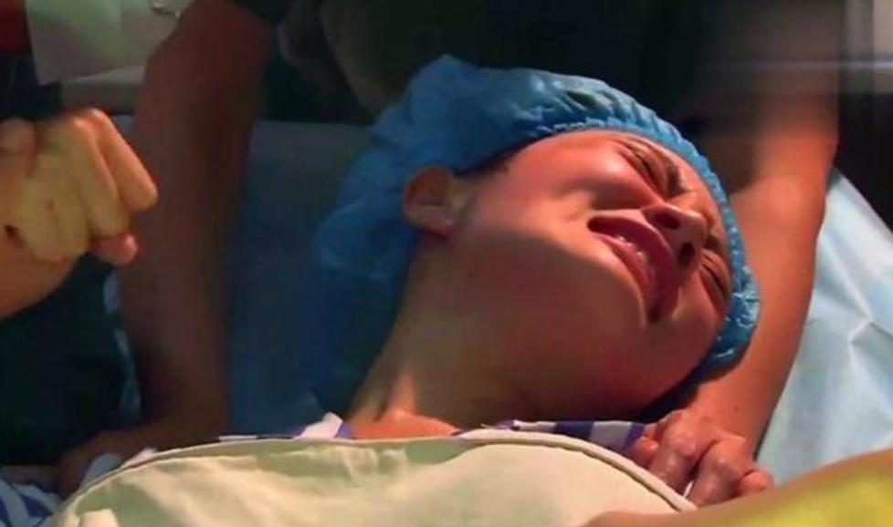 产房拍摄产妇分娩生子的感人瞬间,高龄孕妇分娩过程痛苦