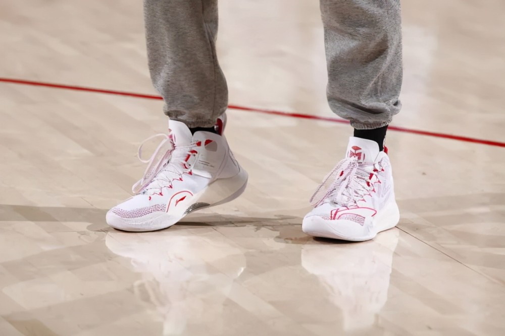 CJ1代终于要来了，新款板鞋时尚度满分，李宁这波新品太诱人