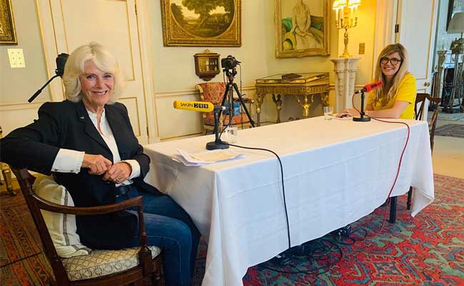 75岁卡米拉现身笑得甜,卡米拉年轻时候穿吊带裙