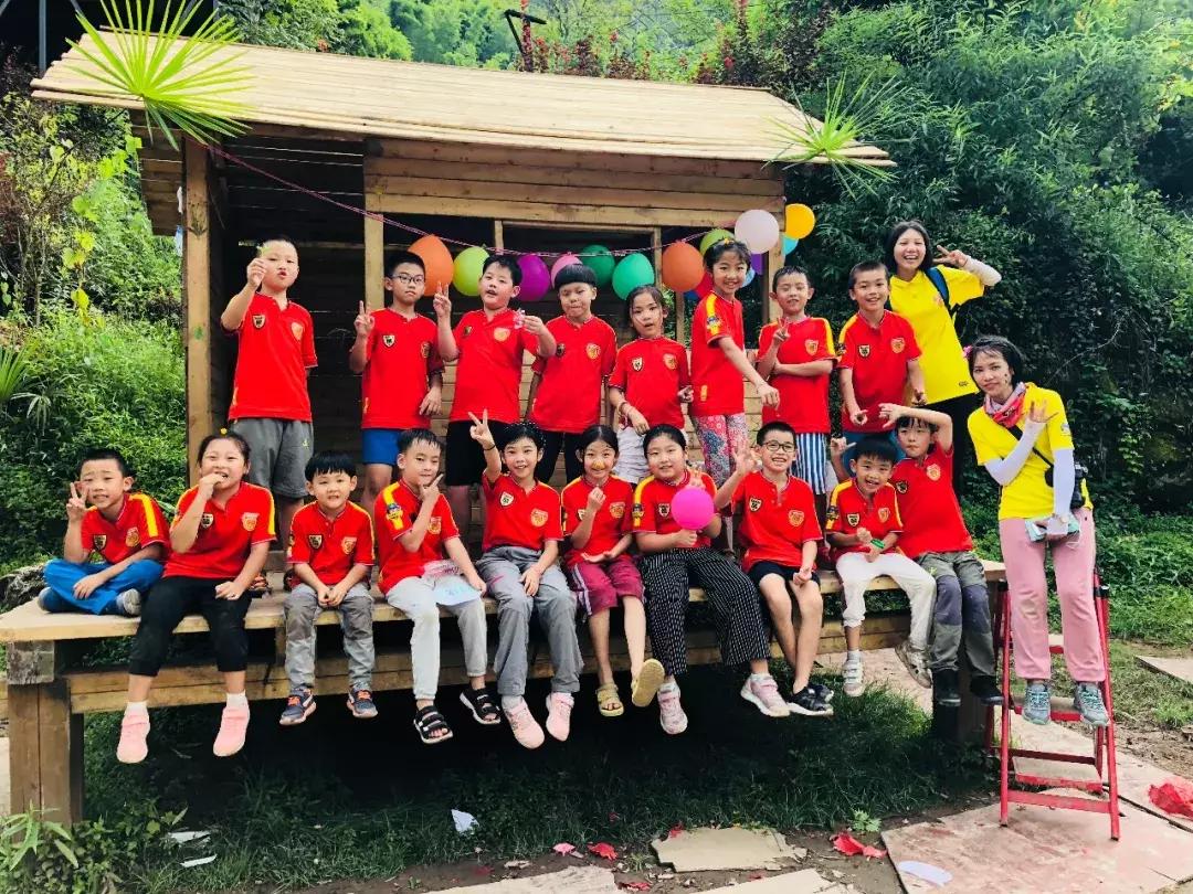 厉害了!这几个小学生竟然花了5天时间在森林里造了一个......