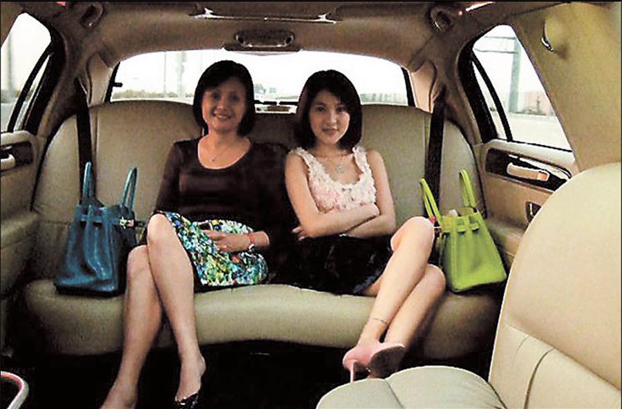 20岁收到上亿礼物,却从不敢认“干爹”,郭美美到底精明在哪?