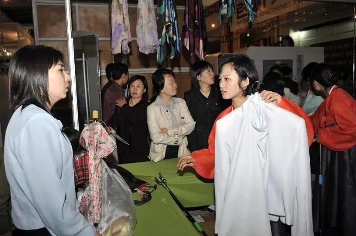 朝鲜的农贸市场人山人海,逛朝鲜农贸市场都能买到什么