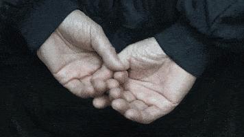 颤抖的手让人心酸,经历的辛酸只有自己懂