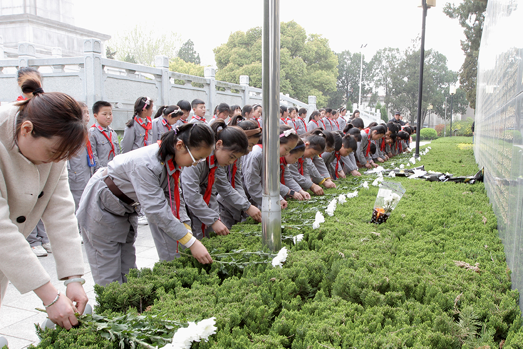 传承英烈志逐梦少年时—淮安市周恩来红军小学举行“学习革命先烈争当时代红军娃”清明祭扫系列活动