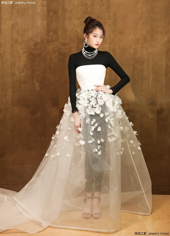 鹿晗关晓彤官宣戴的手表,鹿晗和关晓彤同款项链