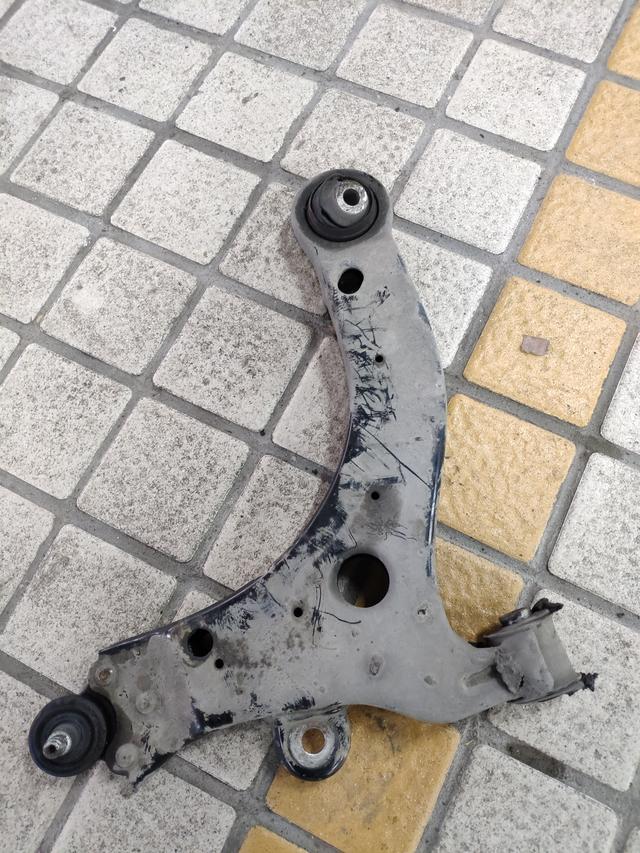 别克君威刹车时方向盘抖,君威遇到坑洼地后轮感觉跑偏