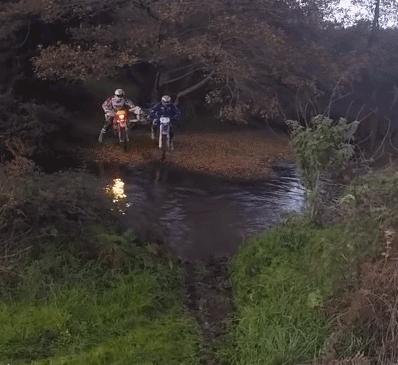 裁判，是他故意撞倒我的！搞笑动图