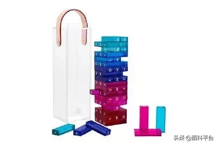 辣眼睛：“露奶衫”火了？一件4000元遭哄抢！太骚了