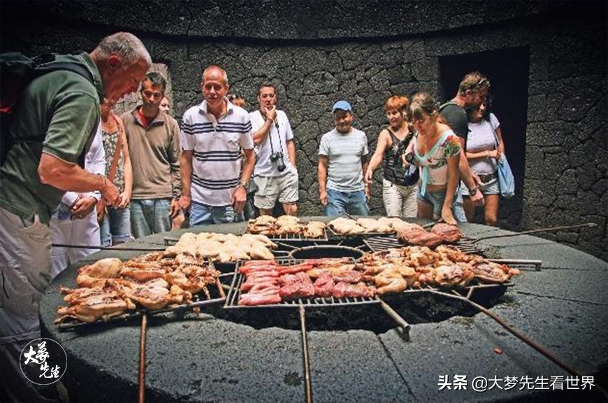 丢失尊严的火山,地下13米温度高达600℃,却被人当成火炉卖烧烤