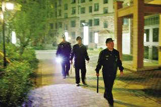 小区保安岗亭,小区保安老王