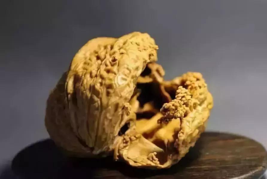 价值240万非洲的原木，雕刻成品出来后震惊全场，一片心疼声！