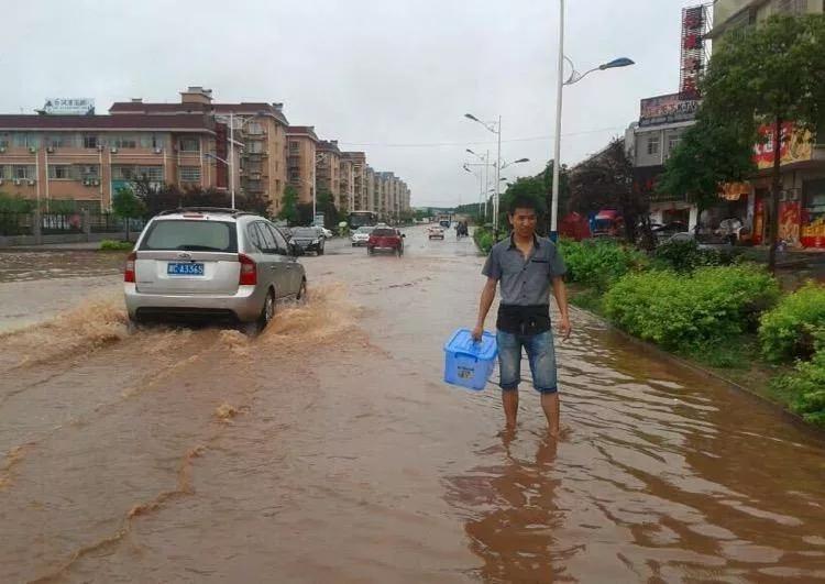 90后穷小子创业成功,穷小伙借2万创业4年赚1亿