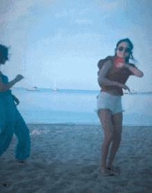 这只鹦鹉一直以为他是一只猴，所以每天都在重复做这个动作