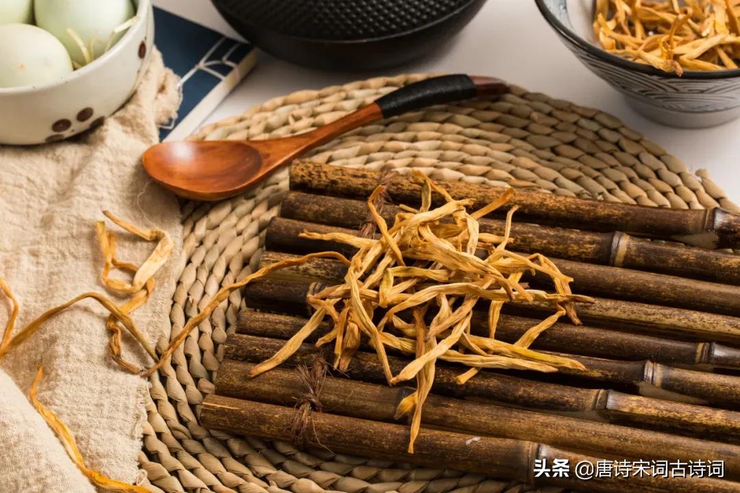 今朝风月好堂前萱草花什么意思,今朝风日好堂前萱草花