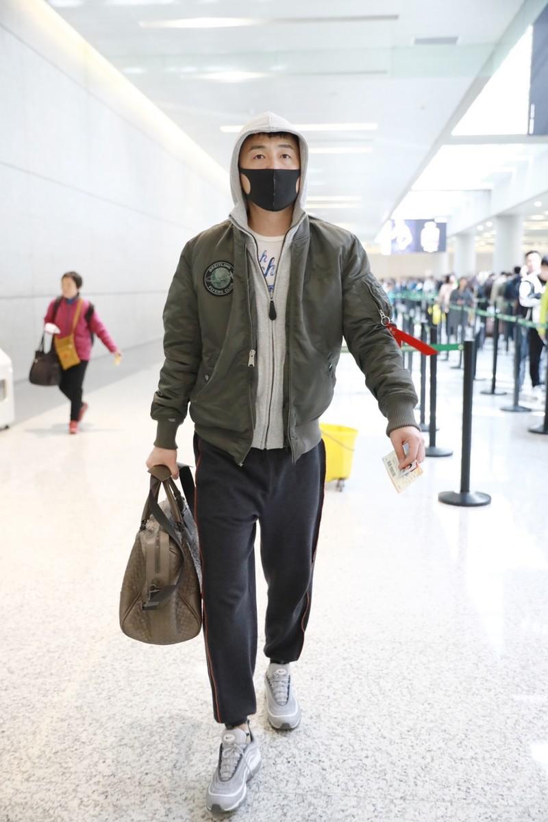 雷佳音全黑look走机场，184的身高却有“锥子腿”，不看脸似男模