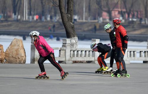 90岁大爷滑滑板,72岁大爷轮滑惊呆路人