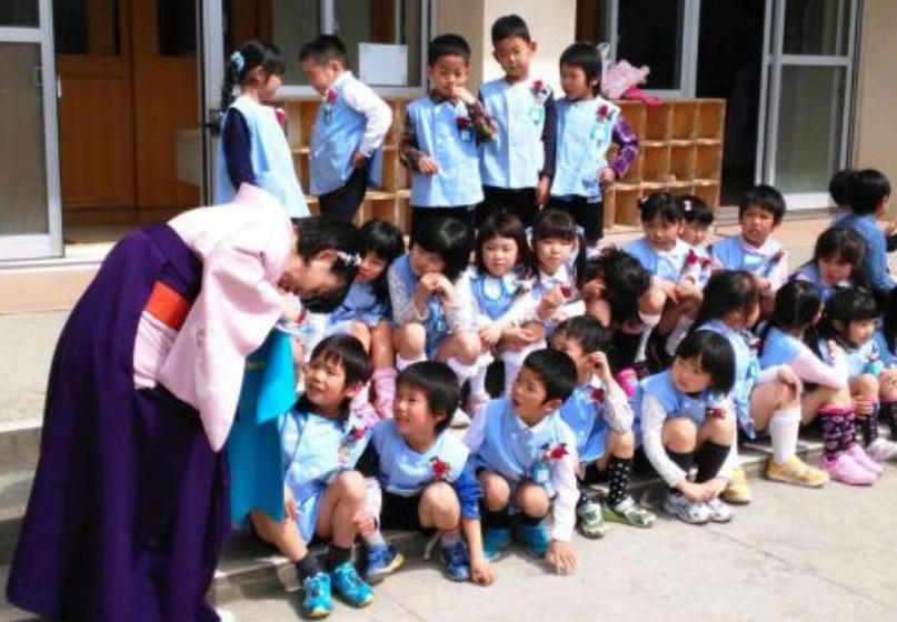 日本幼儿园裸体上课，是走在前沿的教育理念，还是单纯的变态呢？