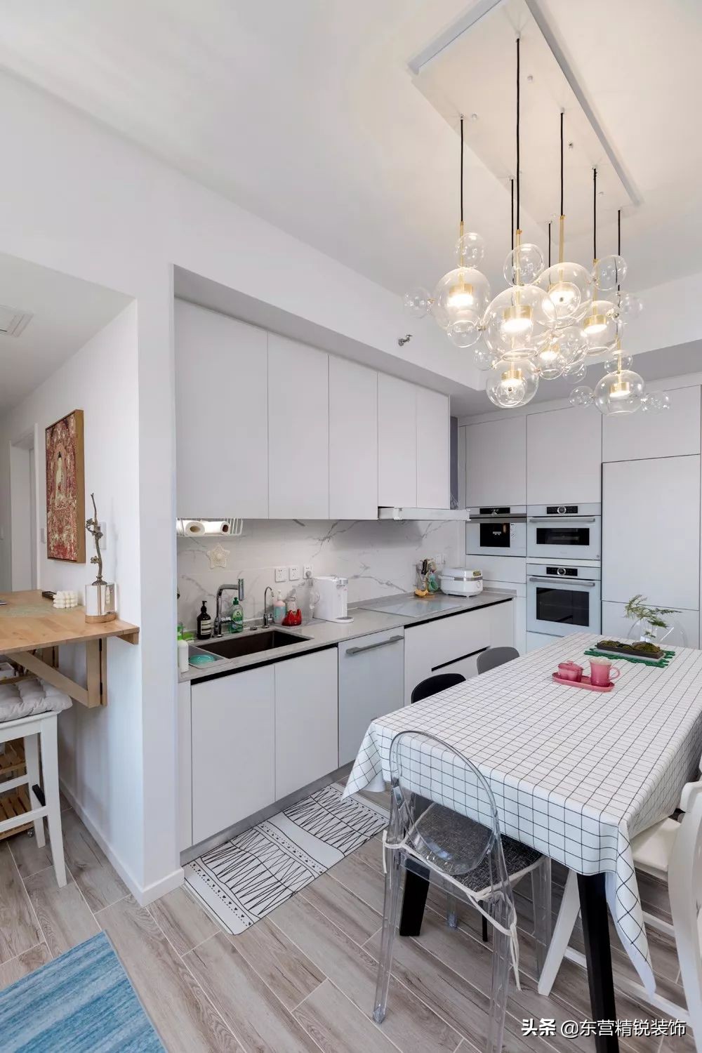 餐厨一体设计让空间显得很宽敞,餐厨客厅一体设计效果图