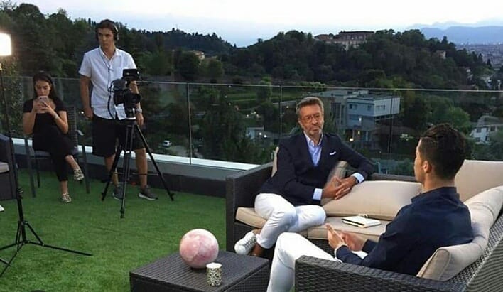 c罗晒全家照片和爱的人开始度假,c罗出席活动穿搭