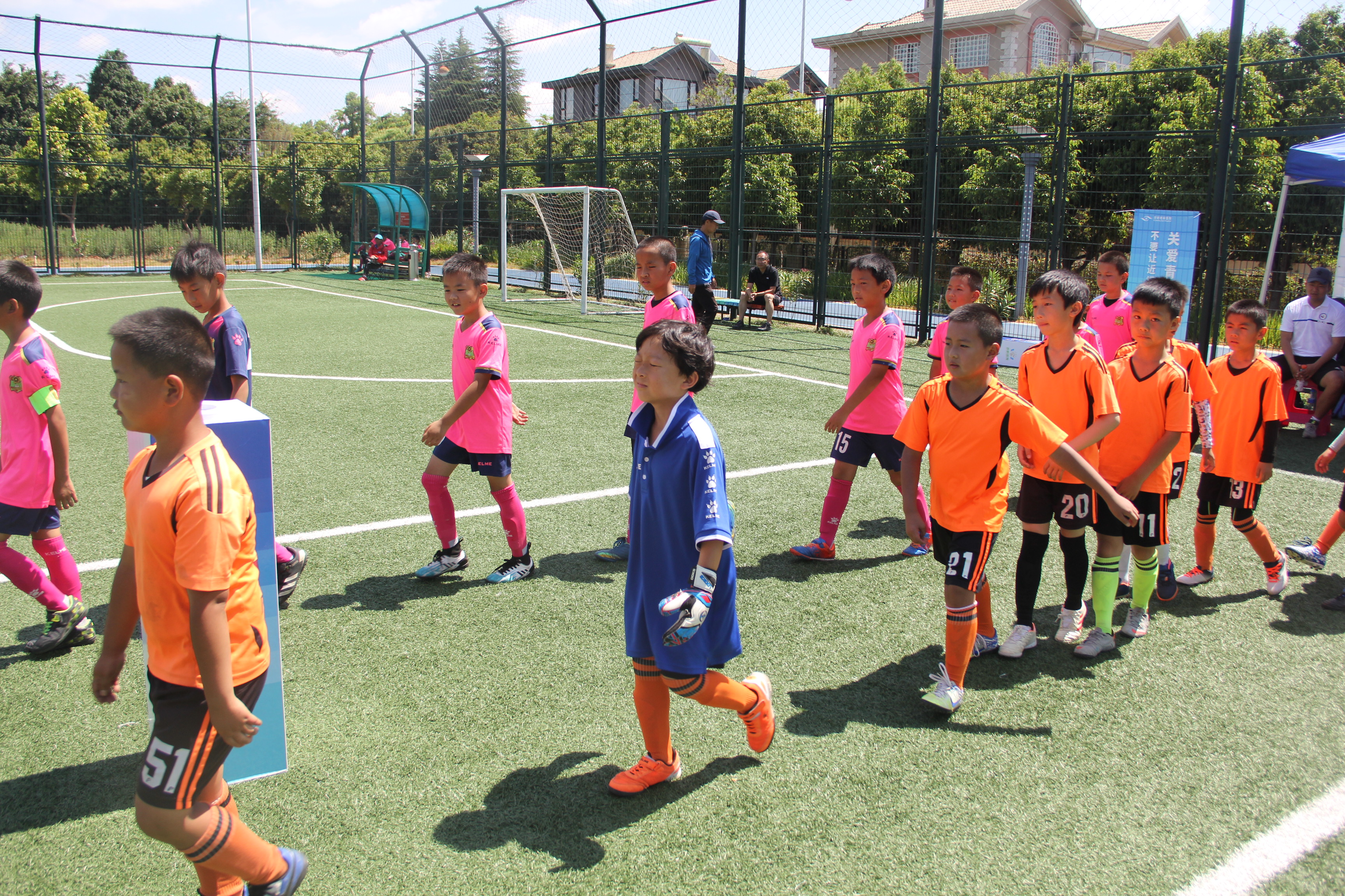 感受乐趣，健康成长：昆明眼科医院第三届校长杯少儿足球赛开赛