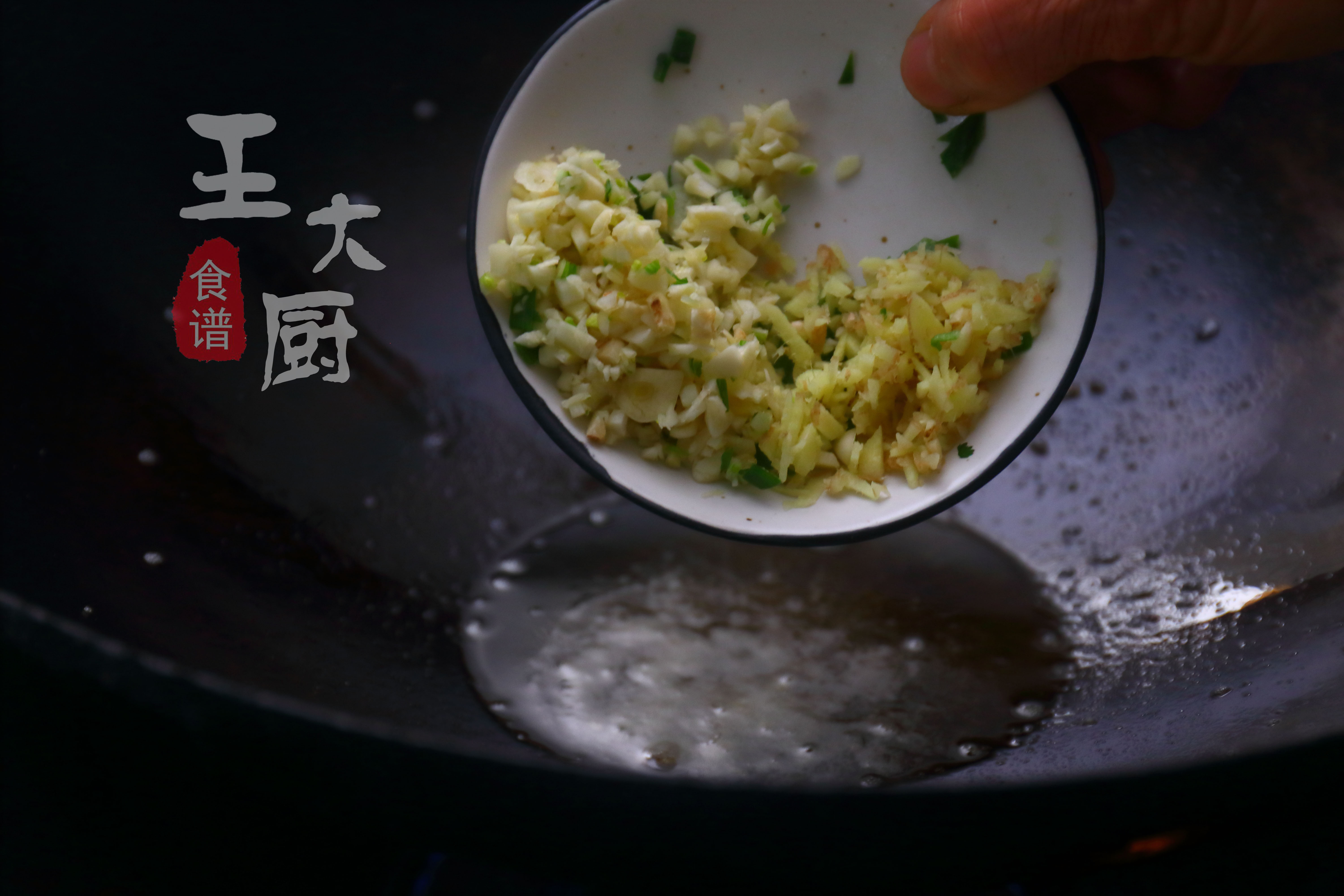 干烧小鲫鱼怎么做好吃视频教程,干烧鲫鱼和红烧鲫鱼哪个更好吃