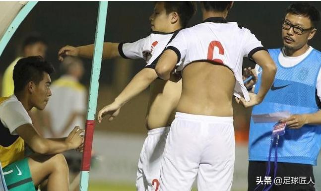 王者之心!34岁C罗晒完美肌肉U19国足小将却有啤酒肚+赘肉