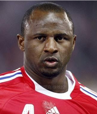 基恩与维埃拉,基恩在球员通道怒怼维埃拉翻译