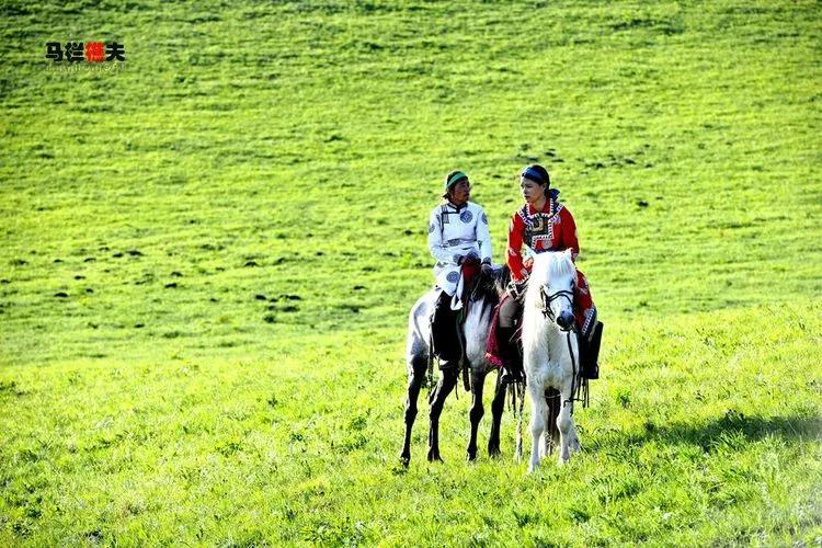 布里亚特牧民骑马摄影作品,草原蒙古族服饰摄影