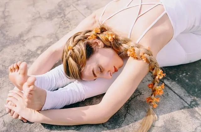 拉伸小腿后侧体式,空中瑜伽大腿后侧拉伸体式