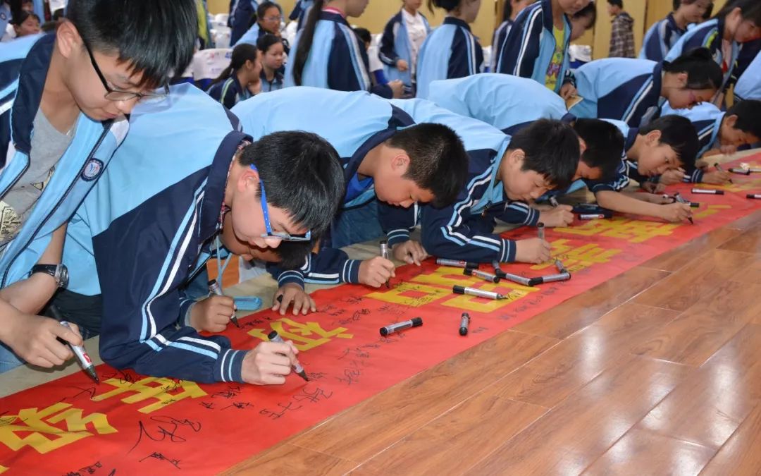 重点发展普文普理，做精做强美术特色。黄州中学高中部欢迎你！