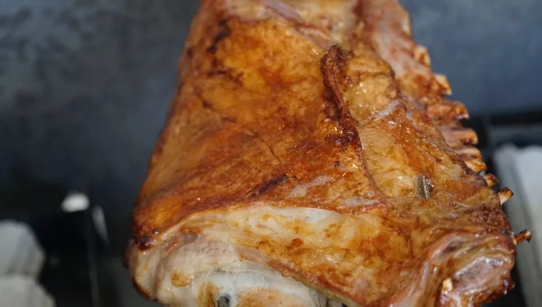 可以吃烧烤烤全羊的地方,有篝火烤全羊的地方