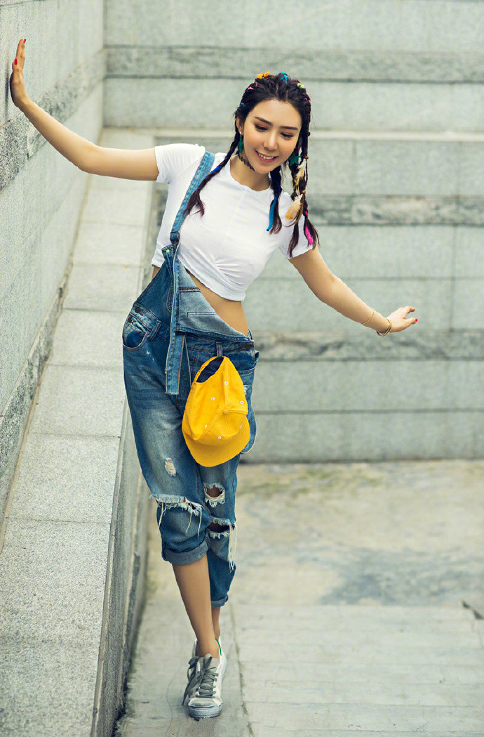 另一种蓝宋茜穿搭背带裤,背带裤一字领穿搭