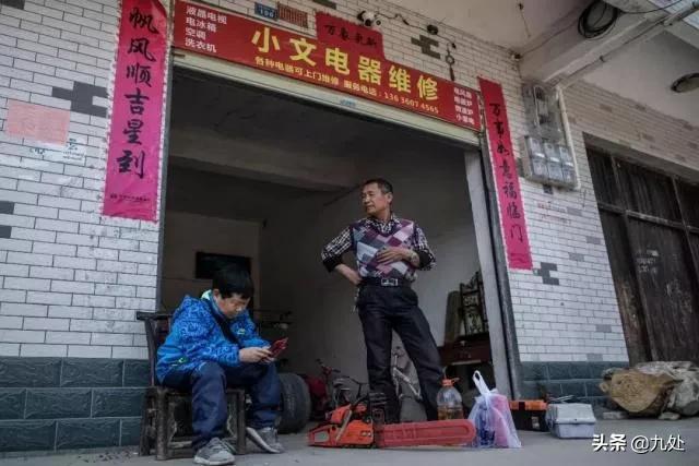 袖珍小伙修手机,袖珍老男孩修电器