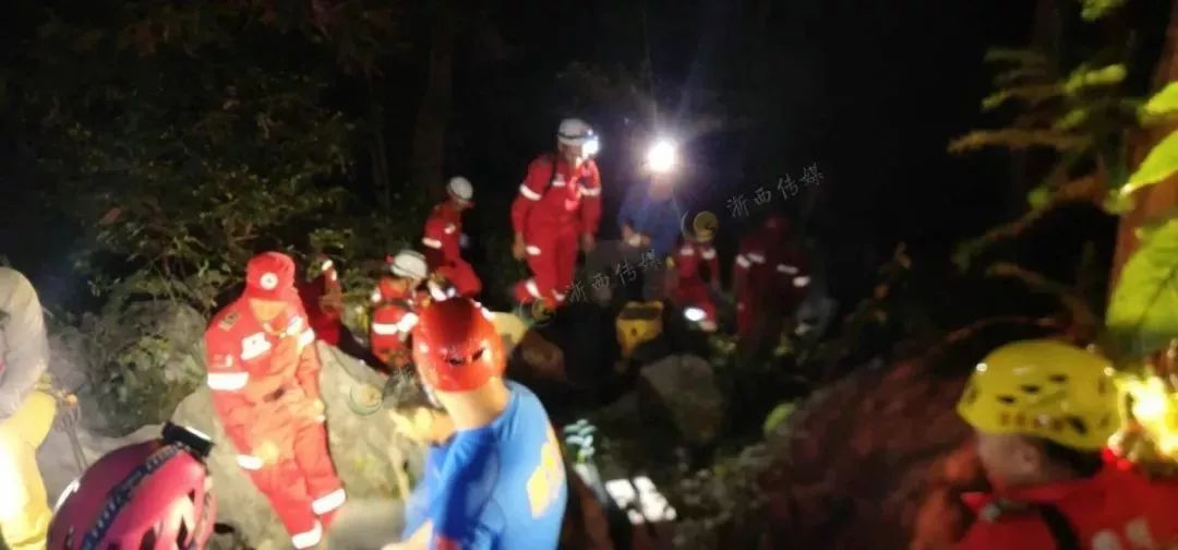 三名驴友迷失深山民警搜救失败,8名驴友进山探险被困20多公里