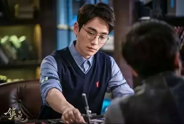 演员朱一龙不忘初心砥砺前行,朱一龙对演员职业始终保持敬畏