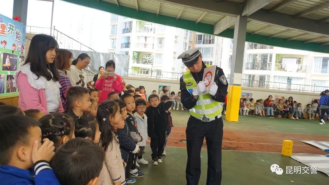 大手牵小手创文明,大手牵小手共创文明的内容