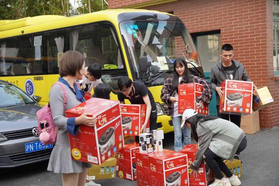 欢度重阳｜海豹电竞联合斗鱼直播向养老院老人送祝福