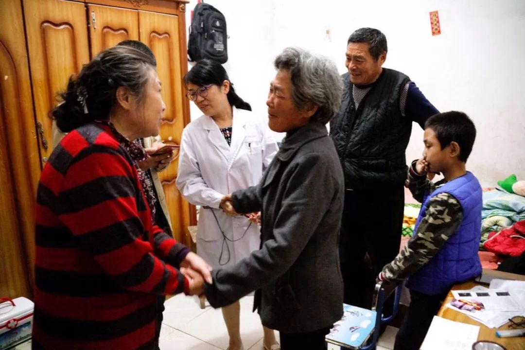 中国红基会与香港“黄福荣传爱基金”探访河南再障患儿