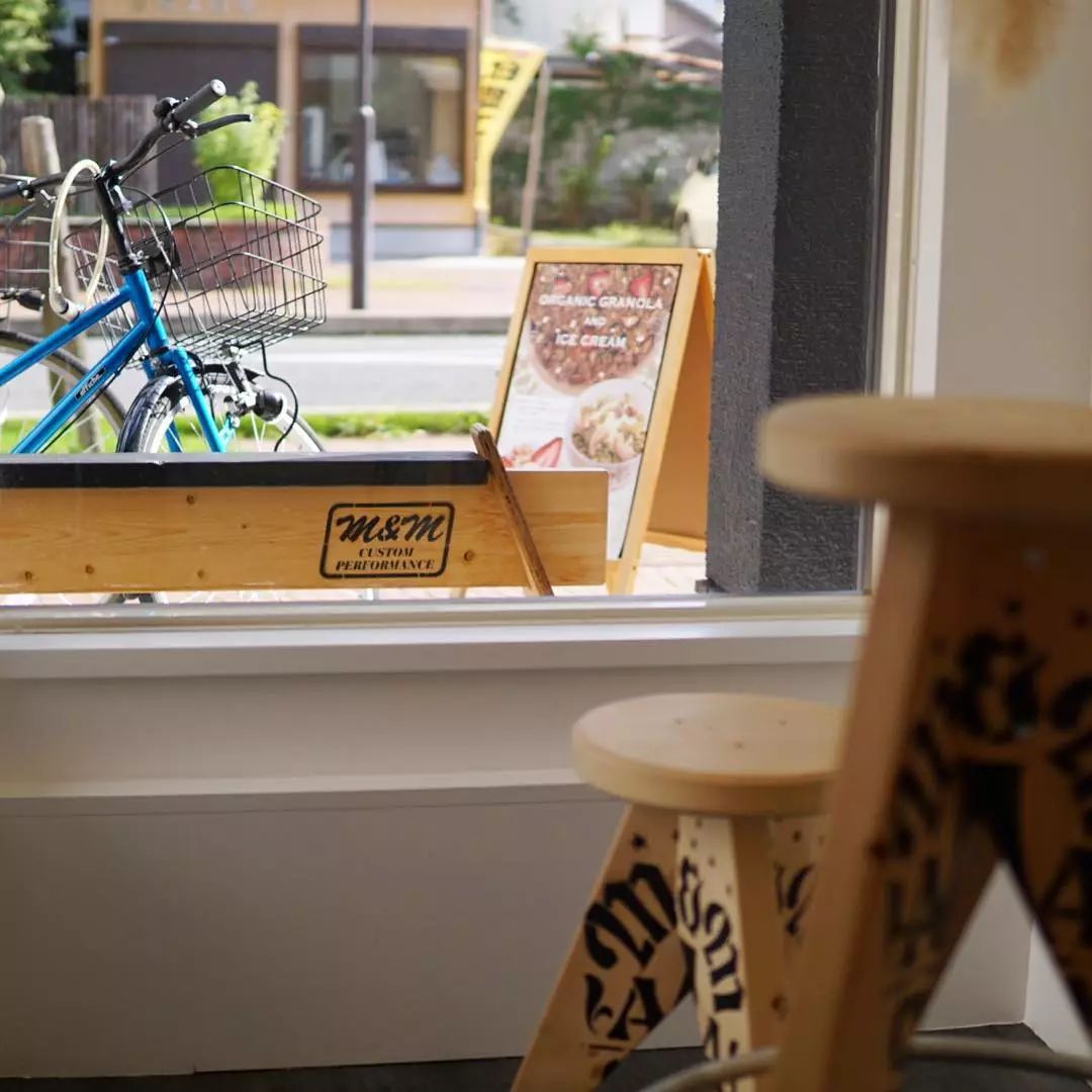 冠希搬出一张小木椅，向我们揭示了木工出征潮流界的版图