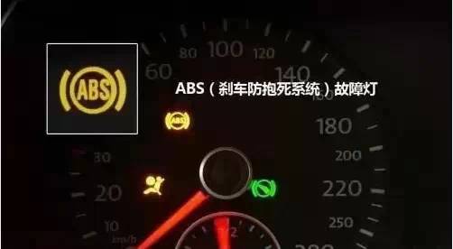 仪表盘三个救命灯亮起就必须停车,仪表盘故障灯哪个亮了要停车检查
