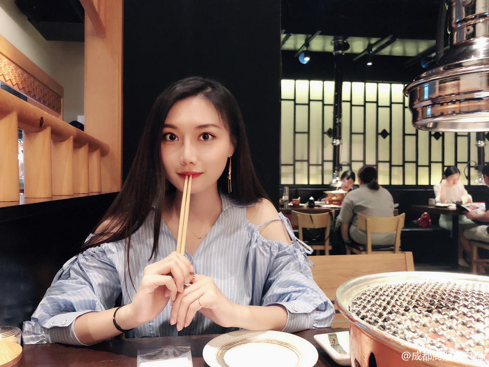 抖音上很火的一个原唱女歌手,成都妹儿抖音原唱