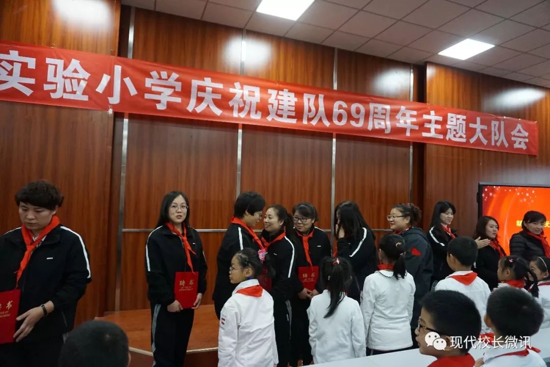 致敬少先队员喜迎建队日,向国旗敬礼少先队建队日