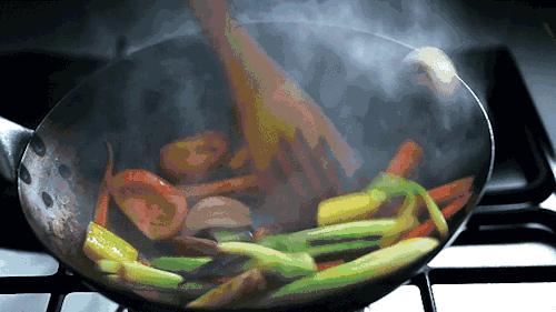 为什么外国人都抢罐头,为啥都在抢罐头