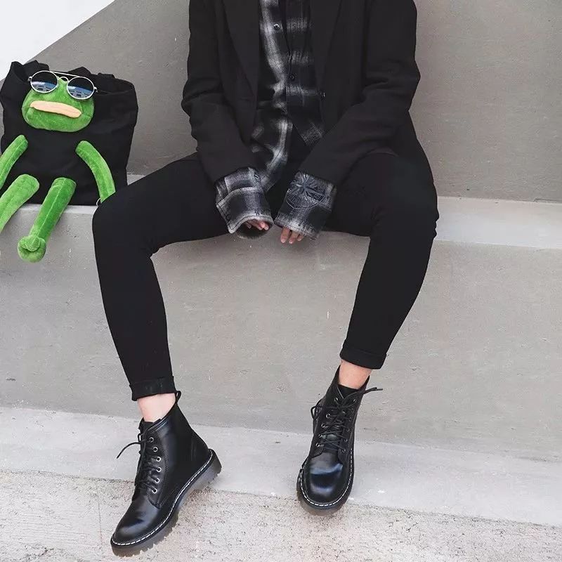 气场全开帅气,搭配黑色皮衣高跟短筒靴霸气个性